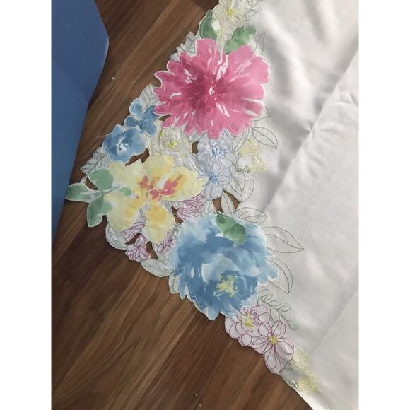 Vintage Embroidered Tablecloth Linen Scalloped Edges XL 103 X59 Floral cottage - Picture 8 of 9